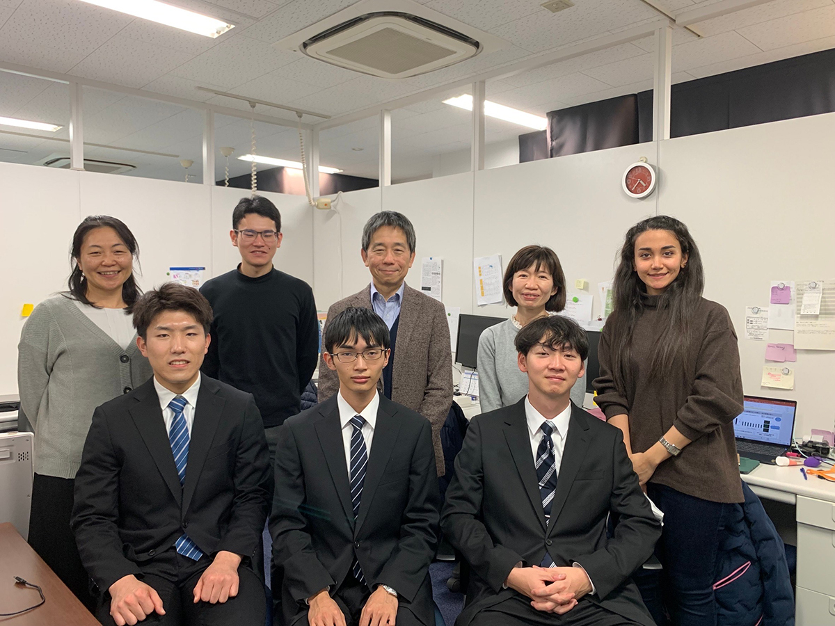 基礎配属の鬼頭さん・佐々木さん・藤田さんが成果発表会で発表をしました。藤田さんが優秀賞を受賞しました！