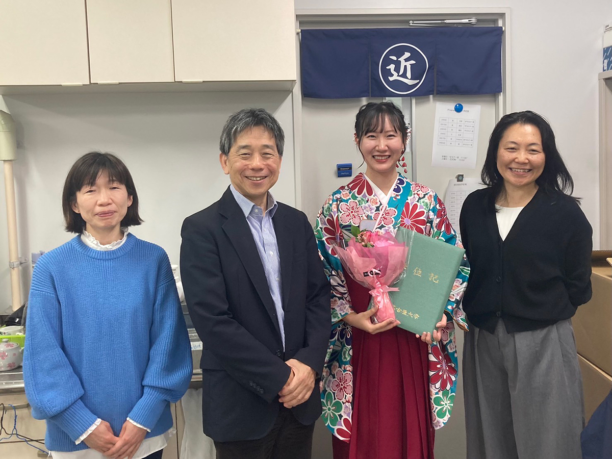 基礎セミナーの学生さん（孫さん）がご卒業されました。