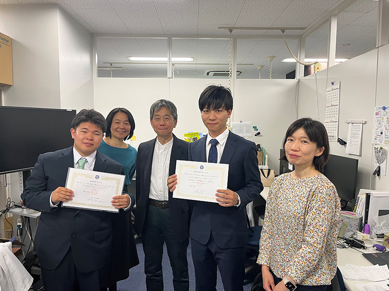 基礎配属成果発表会　基礎配属の成本さんが最優秀賞、味村さんが優秀賞を受賞しました。