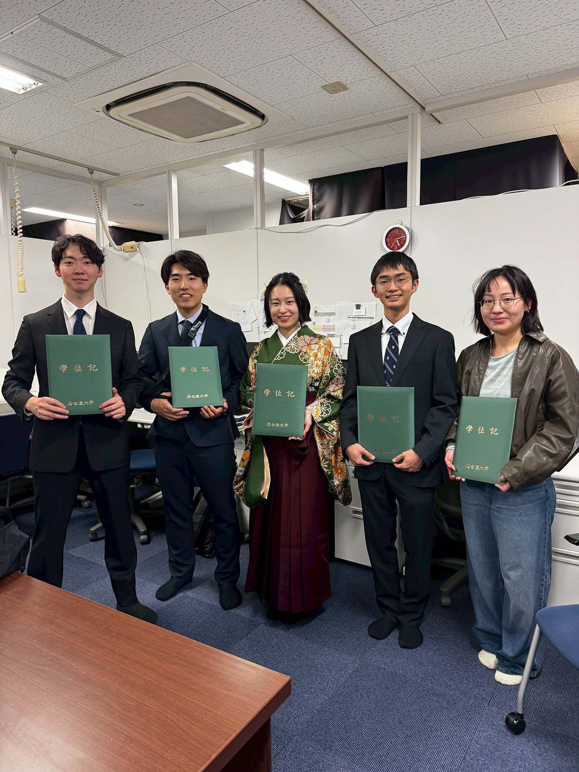基礎セミナーの学生さん（水谷さん・鬼頭さん、佐々木さん、藤田さん）、博士課程の学生さん（汪 星星さん）が卒業されました。