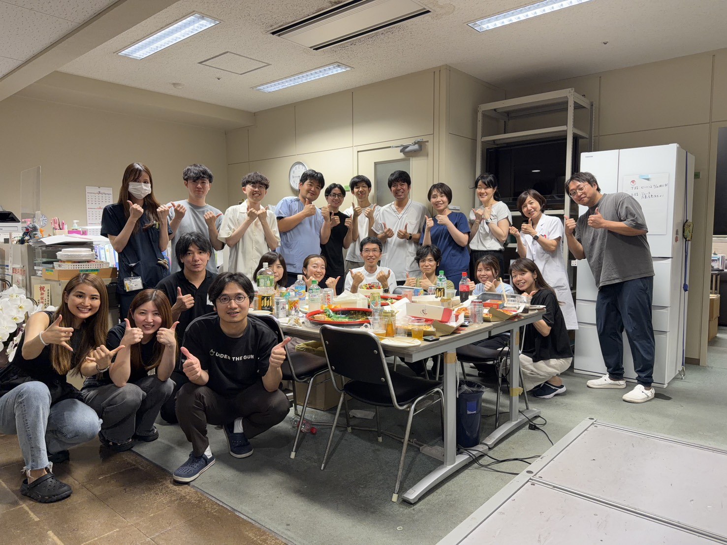 医局でのカジュアルな集合写真