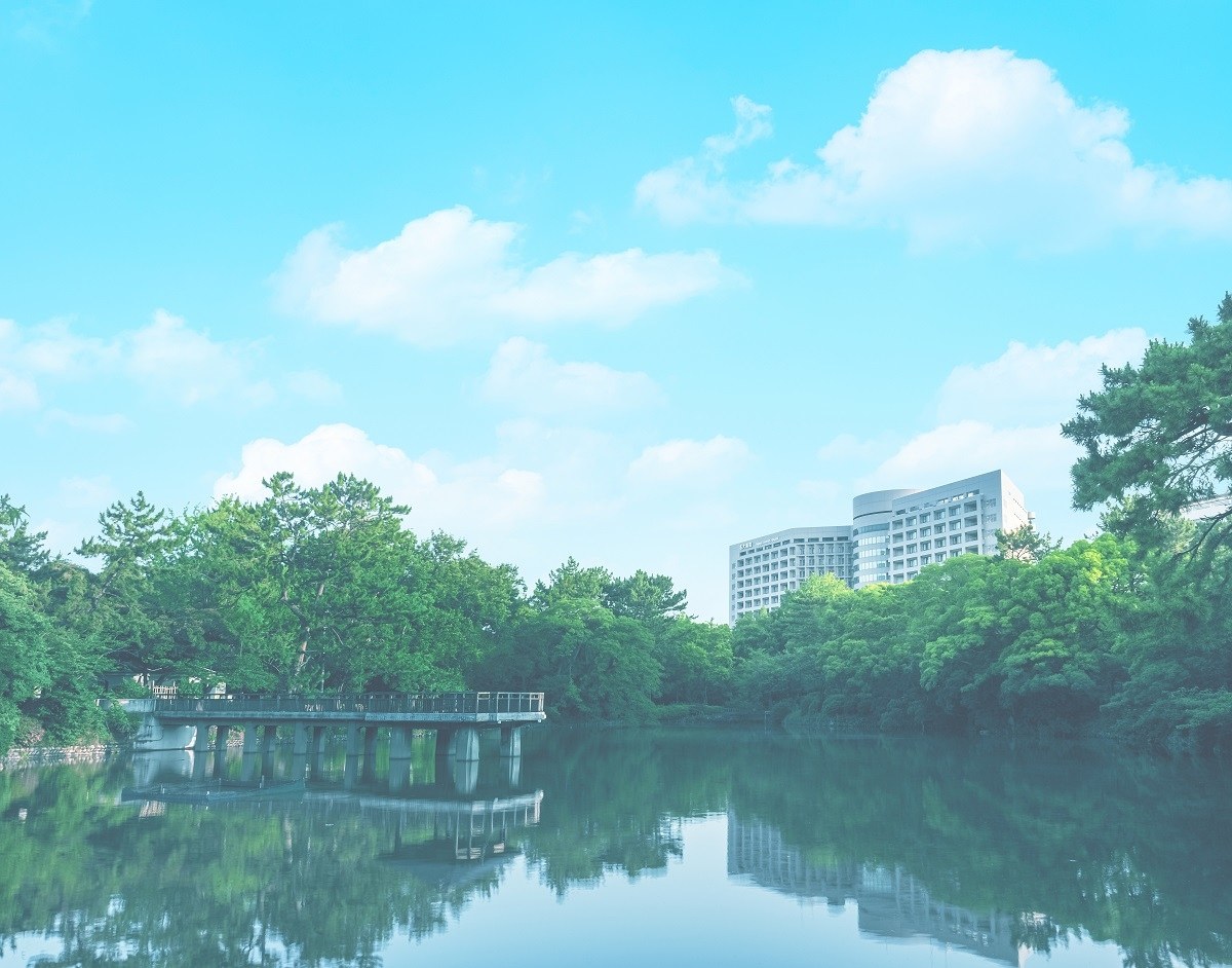 鶴舞公園から望む名古屋大学医学部附属病院