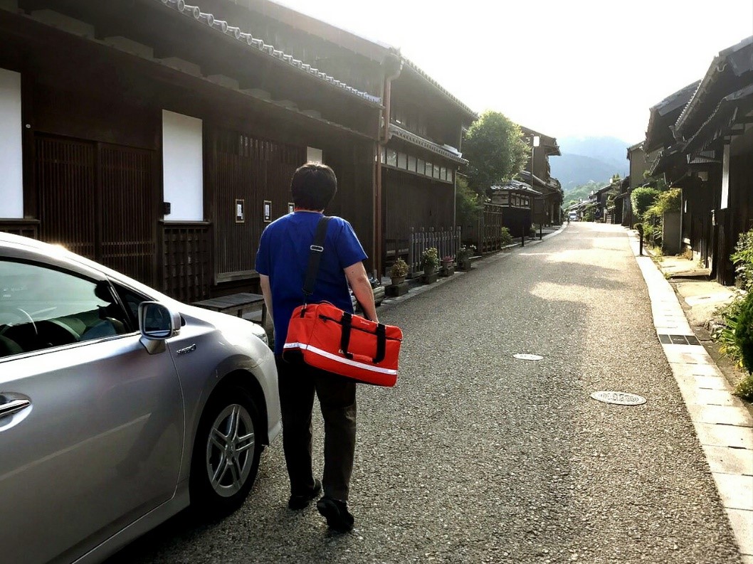 旧東海道の古い町並みの中での訪問診療の様子