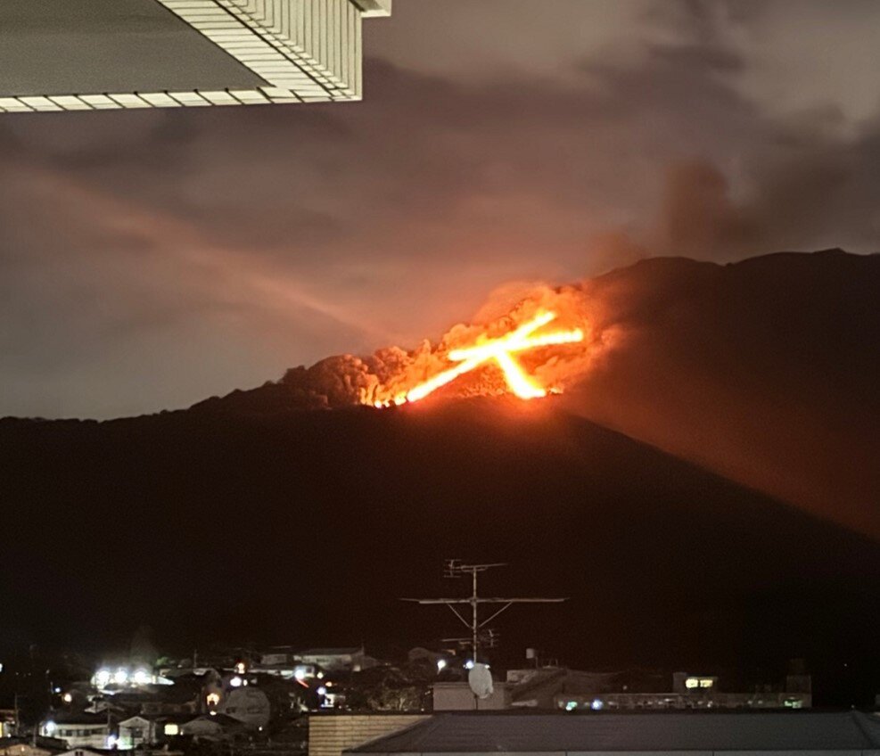 病院の窓から望む五山送り火.jpg