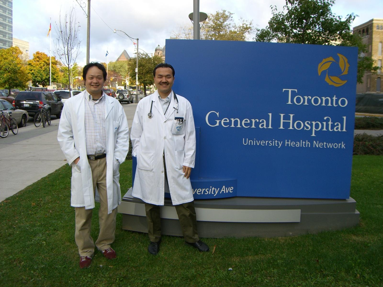 図2：回診後に、Toronto General Hospital正門前で.JPG