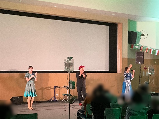 青い照明に包まれたコンサート会場