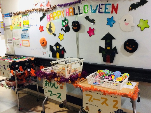 ハロウィンの飾りつけがされた病棟の様子