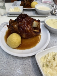 西澤_食堂の骨付き肉.jpg